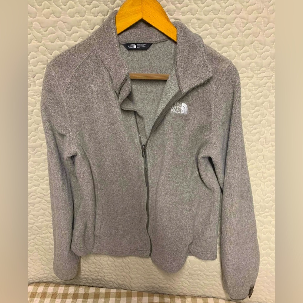 MEDIUM the north face sweater